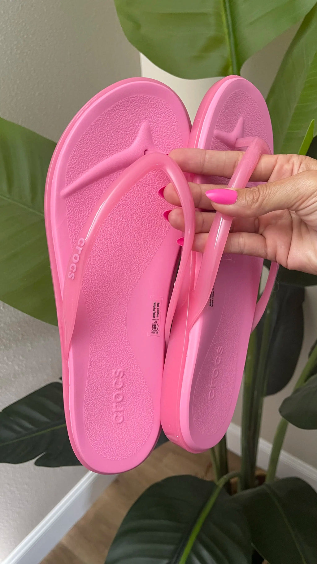 Crocs Women's Miami Round Toe Flip Flops