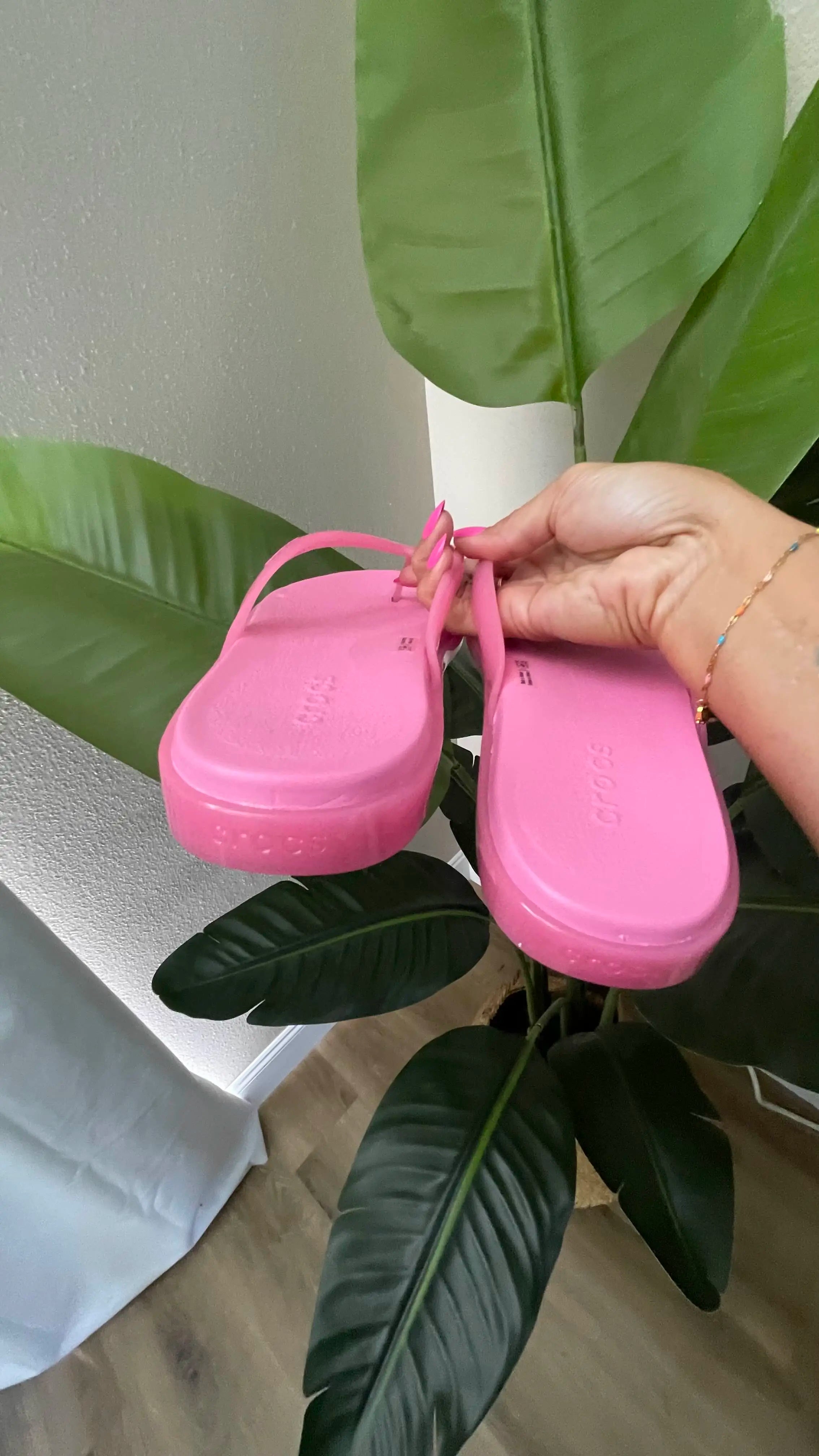 Crocs Women's Miami Round Toe Flip Flops